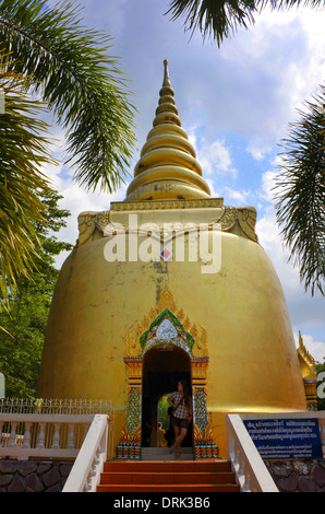 Goldene Chedi Tempel Wat Chak Yai Buddha Park, Phliu, Chantaburi, Thailand. Stockfoto