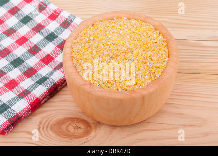 Weizen-Getreide in einer Schüssel auf dem Tisch. Stockfoto