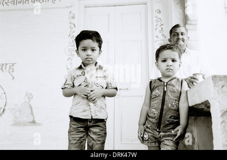 Familienleben in Jaisalmer in Rajasthan in Indien in Südasien. Junge Boys Kinder Kindheit liebe Reportage Porträt Porträtmalerei Reisen Wanderlust Stockfoto