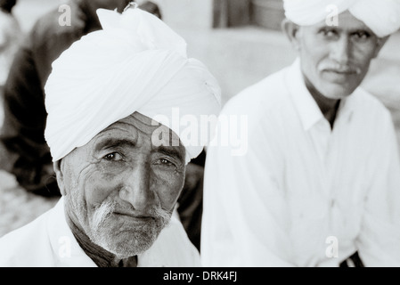 Männer von Jaisalmer in traditioneller Kleidung in Rajasthan in Indien in Südasien. Die Leute reisen Kultur Fernweh Mode Turban indischer Mann Stockfoto