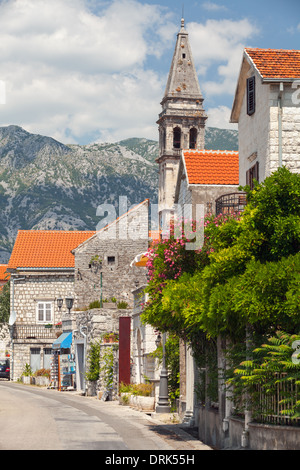 Coastal Hauptstraße der Stadt Perast. Bucht von Kotor, Montenegro Stockfoto