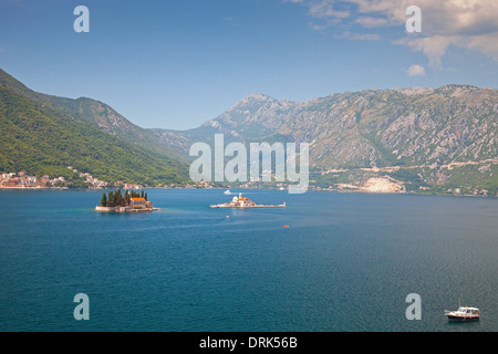 Zwei kleine Inseln in der Bucht von Kotor, Adria, Montenegro Stockfoto