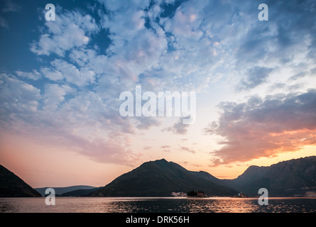 Farbenprächtigen Sonnenuntergang in der Bucht von Kotor, Montenegro Stockfoto