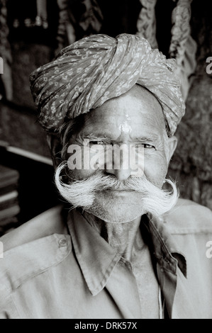 Jain Mann in Jaisalmer in Rajasthan in Indien in Südasien. Männer indische Schnurrbart Stil stilvoll reisen Wanderlust schön alt Senioren Stockfoto