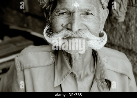 Jain Mann in Jaisalmer in Rajasthan in Indien in Südasien. Männer indische Schnurrbart Stil stilvoll reisen Wanderlust schön alt Senioren Stockfoto