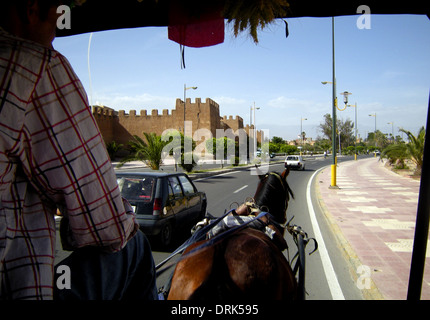 Touristen nehmen eine Pferdekutsche Fahrt durch die Stadt-Wände in Taroudant (auch buchstabiert Taroudannt), Marokko, Nordafrika Stockfoto