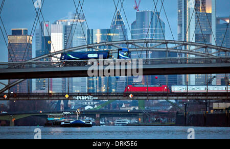 Frankfurt Main, Deutschland. 28. Januar 2014. Ein LKW, eine Eisenbahn und ein Binnenschiff (von oben nach unten) sind vor den Banken-Hochhäusern kurz nach Sonnenaufgang in Frankfurt Main, Deutschland, 28. Januar 2014 abgebildet. Foto: Frank Rumpenhorst/Dpa/Alamy Live News Stockfoto