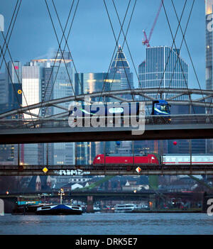 Frankfurt Main, Deutschland. 28. Januar 2014. Ein LKW, eine Eisenbahn und ein Binnenschiff (von oben nach unten) sind vor den Banken-Hochhäusern kurz nach Sonnenaufgang in Frankfurt Main, Deutschland, 28. Januar 2014 abgebildet. Foto: Frank Rumpenhorst/Dpa/Alamy Live News Stockfoto