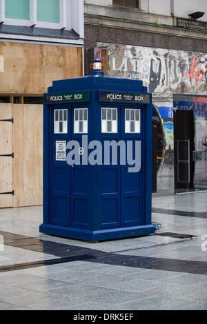 Cardiff, Wales, UK. 28. Januar 2014. Die TARDIS ist am Set von Doctor Who entdeckt, während der Dreharbeiten zu seiner neuen Rolle als der zwölfte Arzt auf der Queen Street in Cardiff. Bildnachweis: Polly Thomas / Alamy Live News Stockfoto