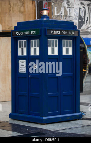 Cardiff, Wales, UK. 28. Januar 2014. Die TARDIS ist am Set von Doctor Who entdeckt, während der Dreharbeiten zu seiner neuen Rolle als der zwölfte Arzt auf der Queen Street in Cardiff. Bildnachweis: Polly Thomas / Alamy Live News Stockfoto