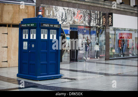 Cardiff, Wales, UK. 28. Januar 2014. Die TARDIS ist am Set von Doctor Who entdeckt, während der Dreharbeiten zu seiner neuen Rolle als der zwölfte Arzt auf der Queen Street in Cardiff. Bildnachweis: Polly Thomas / Alamy Live News Stockfoto