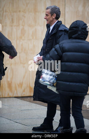 Cardiff, Wales, UK. 28. Januar 2014. Peter Capaldi ist am Set von Doctor Who entdeckt, während der Dreharbeiten zu seiner neuen Rolle als der zwölfte Arzt auf der Queen Street in Cardiff. Bildnachweis: Polly Thomas / Alamy Live News Stockfoto