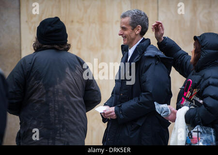 Cardiff, Wales, UK. 28. Januar 2014. Peter Capaldi ist am Set von Doctor Who entdeckt, während der Dreharbeiten zu seiner neuen Rolle als der zwölfte Arzt auf der Queen Street in Cardiff. Bildnachweis: Polly Thomas / Alamy Live News Stockfoto