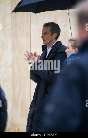 Cardiff, Wales, UK. 28. Januar 2014. Peter Capaldi ist am Set von Doctor Who entdeckt, während der Dreharbeiten zu seiner neuen Rolle als der zwölfte Arzt auf der Queen Street in Cardiff. Bildnachweis: Polly Thomas / Alamy Live News Stockfoto