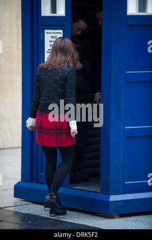 Cardiff, Wales, UK. 28. Januar 2014. Jenna Louise Coleman, Clara Oswald spielt, ist am Set von Doctor Who entdeckt, während der Dreharbeiten auf der Queen Street in Cardiff. Bildnachweis: Polly Thomas / Alamy Live News Stockfoto