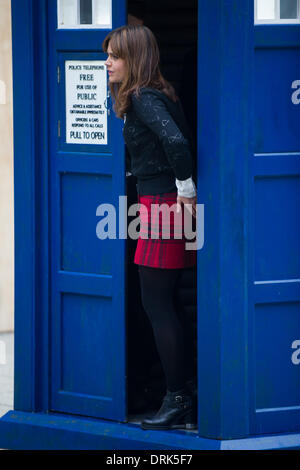 Cardiff, Wales, UK. 28. Januar 2014. Jenna Louise Coleman, Clara Oswald spielt, ist am Set von Doctor Who entdeckt, während der Dreharbeiten auf der Queen Street in Cardiff. Bildnachweis: Polly Thomas / Alamy Live News Stockfoto