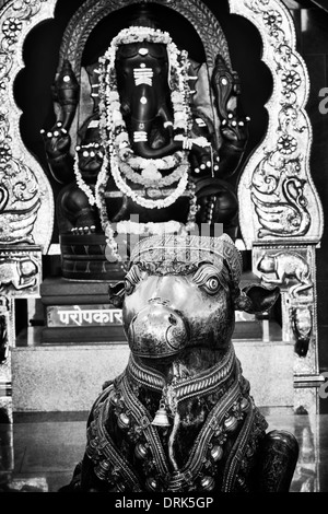 Stein-Ganesha und Nandi der Stier in der Gebetshalle bei Super-Spezialklinik. Puttaparthi, Andhra Pradesh, Indien. Stockfoto