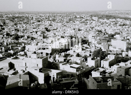 Reise Fotografie - Landschaft Blick über Jaisalmer vom Fort in Rajasthan in Indien in Südasien. Stadt Städte Stadtbild Eskapismus Stockfoto