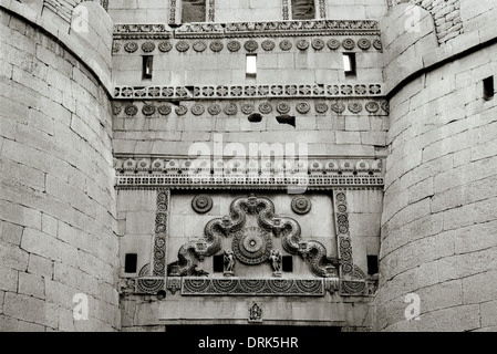 Das Tor zum Jaisalmer Fort in Jaisalmer in Rajasthan in Indien in Südasien. Architektur Geschichte antike Baudenkmal Reisen Wanderlust Stockfoto