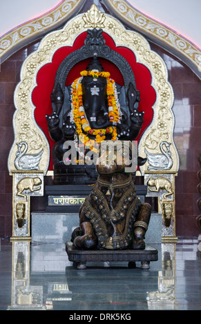 Stein-Ganesha und Nandi der Stier in der Gebetshalle bei Super-Spezialklinik. Puttaparthi, Andhra Pradesh, Indien Stockfoto