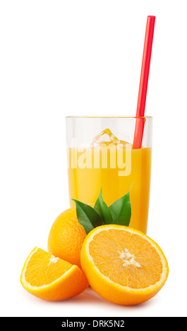Orangensaft mit Eis und Orangen isoliert auf weißem Hintergrund Stockfoto