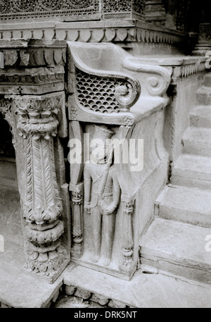 Sitzfläche mit Sentry Bildhauerei an Patwon Ki Haveli in Jaisalmer in Rajasthan in Indien in Südasien. Architektur Haus alte Geschichte Reisen Wanderlust Stockfoto