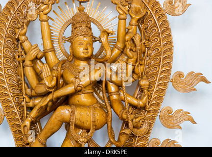 Sandelholz Dancing Lord Shiva Statue, Nataraja, Hindu-Gott vor weißem Hintergrund Stockfoto