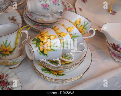 Stapel von antiken Teetassen und Platten auf weißem Hintergrund Stockfoto