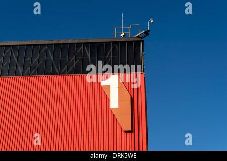 Große Nummer 1 auf der Seite des Industriegebäudes aus rotem und schwarzem Metall im NEC, Birmingham. VEREINIGTES KÖNIGREICH Stockfoto