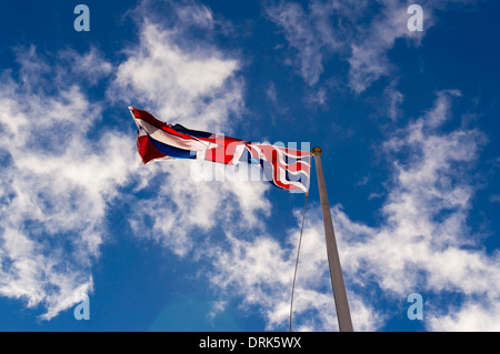 Union Jack-Flagge weht im Wind von unten gesehen Stockfoto