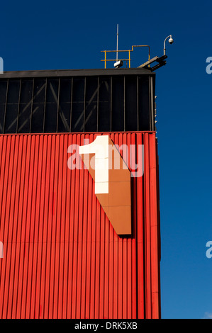 Große Nummer 1 Ziffer auf der roten und schwarzen Gebäude Stockfoto