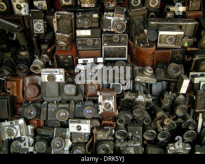 Vintage kamera Sammlung zum Verkauf auf dem Markt in Marokko Abschaltdruck Stockfoto
