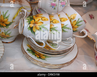 Stapel von antiken Teetassen und Platten auf weißem Hintergrund Stockfoto