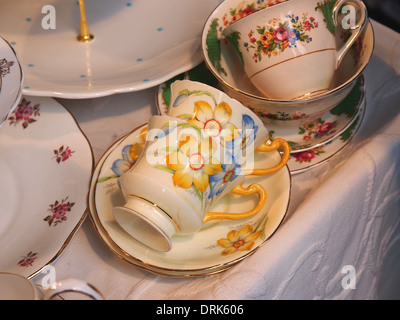 Stapel von antiken Tee Tassen und Teller auf weißem Hintergrund Om Portobello Road Market Stockfoto