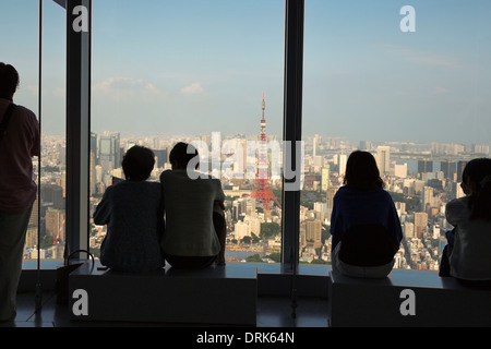 Menschen genießen den Blick auf den Tokyo tower von der Mori Tower in Roppongi, Tokyo, der Hauptstadt von Japan Stockfoto