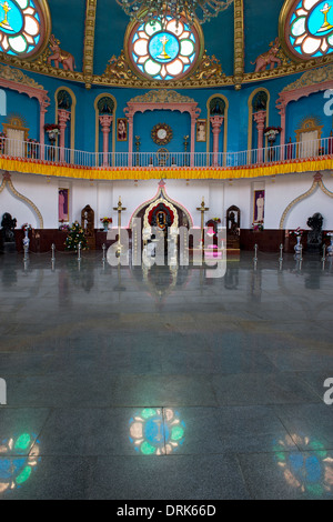 Windows im Marmorboden im Inneren der Gebetsraum im Super-Spezialklinik widerspiegelt. Puttaparthi, Andhra Pradesh, Indien Stockfoto