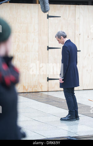 Cardiff, Wales, UK. 28. Januar 2014. Peter Capaldi ist am Set von Doctor Who entdeckt, während der Dreharbeiten zu seiner neuen Rolle als der zwölfte Arzt auf der Queen Street in Cardiff. Bildnachweis: Polly Thomas / Alamy Live News Stockfoto