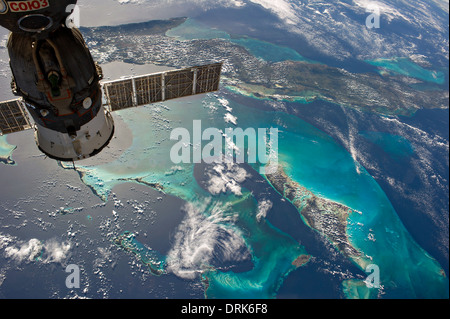 Blick von der internationalen Raumstation ISS der Karibik Kuba und Andros Island in den Bahamas, umrahmt von den angedockten Sojus-Raumschiff 23. Dezember 2013 zeigen. Stockfoto
