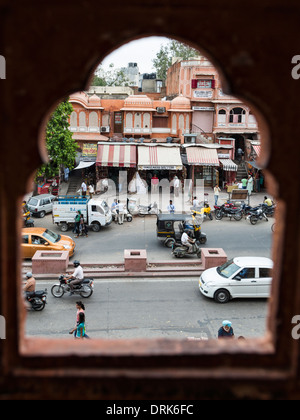 Die Straßen von Jaipur gefangen genommen von einem Fenster in das berühmte Hawa Mahal (Palast der Winde), Rajasthan, Indien Stockfoto