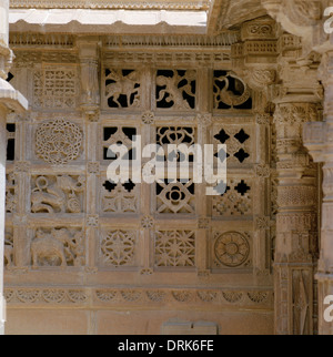 Religiöse Kunst an der Jain-Tempel in Jaisalmer in Indien Rajasthan in Südasien. Religion Skulptur spirituelles Tempel Reisen Eskapismus Fernweh Stockfoto