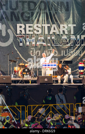 Suthep Thaugsuban, Führer der Opposition, auf der Bühne eine politische Demonstration, Bangkok, Thailand Stockfoto