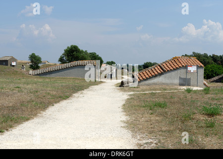 Blick auf ein paar von den kleinen Häusern, die die Gräber an der etruskischen Nekropole Tarquinia Italien zu schützen. Stockfoto