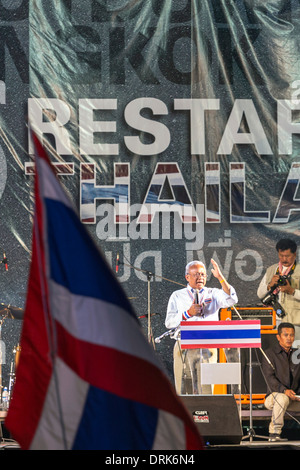 Suthep Thaugsuban sprechen gegen die Regierung bei einer politischen Demonstration, Bangkok, Thailand Stockfoto