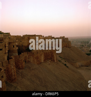 Sunrise-Sonnenaufgang Blick auf den Mauern der Festung von Jaisalmer in Rajasthan in Indien in Südasien. Geschichte historische Schönheit Reisen Eskapismus Fernweh Stockfoto