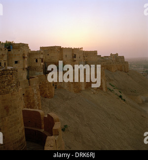 Sunrise-Sonnenaufgang Blick auf den Mauern der Festung von Jaisalmer in Rajasthan in Indien in Südasien. Geschichte historische Schönheit Reisen Eskapismus Fernweh Stockfoto