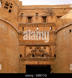 Das Tor zum Jaisalmer Fort in Jaisalmer in Rajasthan in Indien in Südasien. Architektur Geschichte antike Baudenkmal Reisen Wanderlust Stockfoto