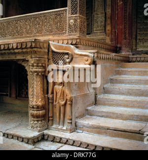 Sitzfläche mit Sentry Bildhauerei an Patwon Ki Haveli in Jaisalmer in Rajasthan in Indien in Südasien. Architektur Haus alte Geschichte Reisen Wanderlust Stockfoto