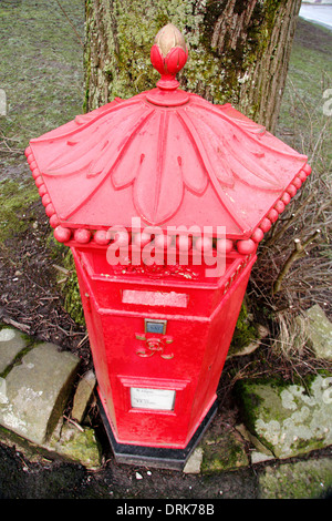 Original viktorianischen, sechseckigen "Penfold" Briefkasten (in Betrieb), Buxton, Derbyshire, UK Stockfoto