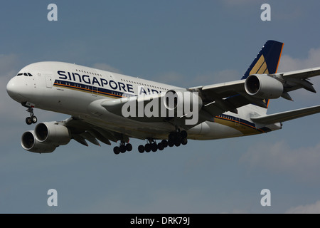 Singapore Airlines Airbus A380 Superjumbo auf Ansatz in London Heathrow Flughafen von Singapur Stockfoto