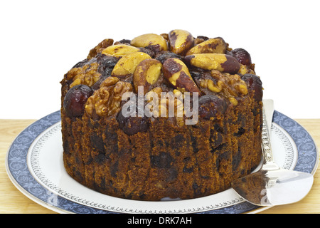 Reiche Frucht-Kuchen mit Obst und Nüssen verziert. Stockfoto